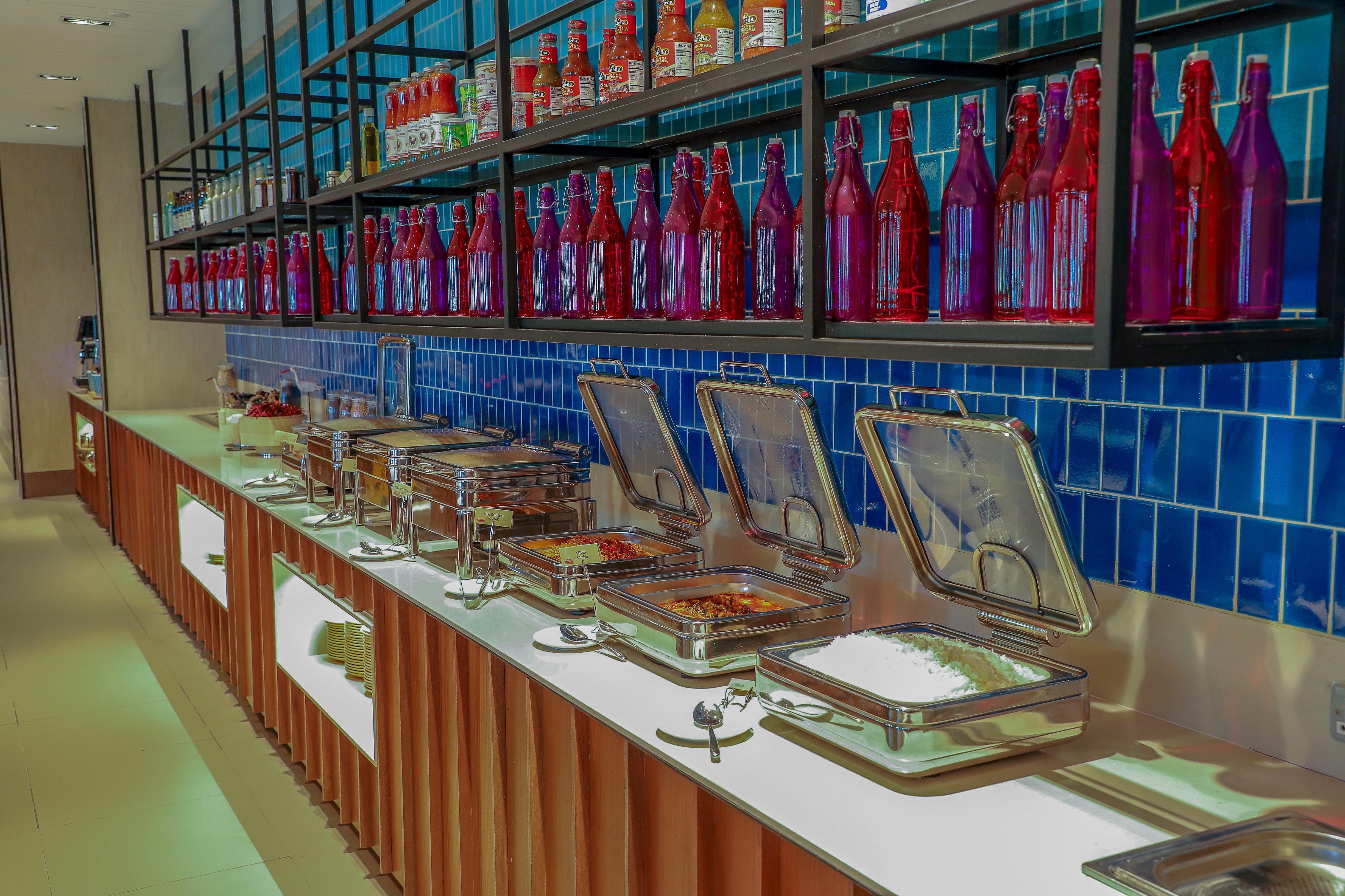 Hard Rock Hotel Desaru Coast Экстерьер фото A buffet at a restaurant