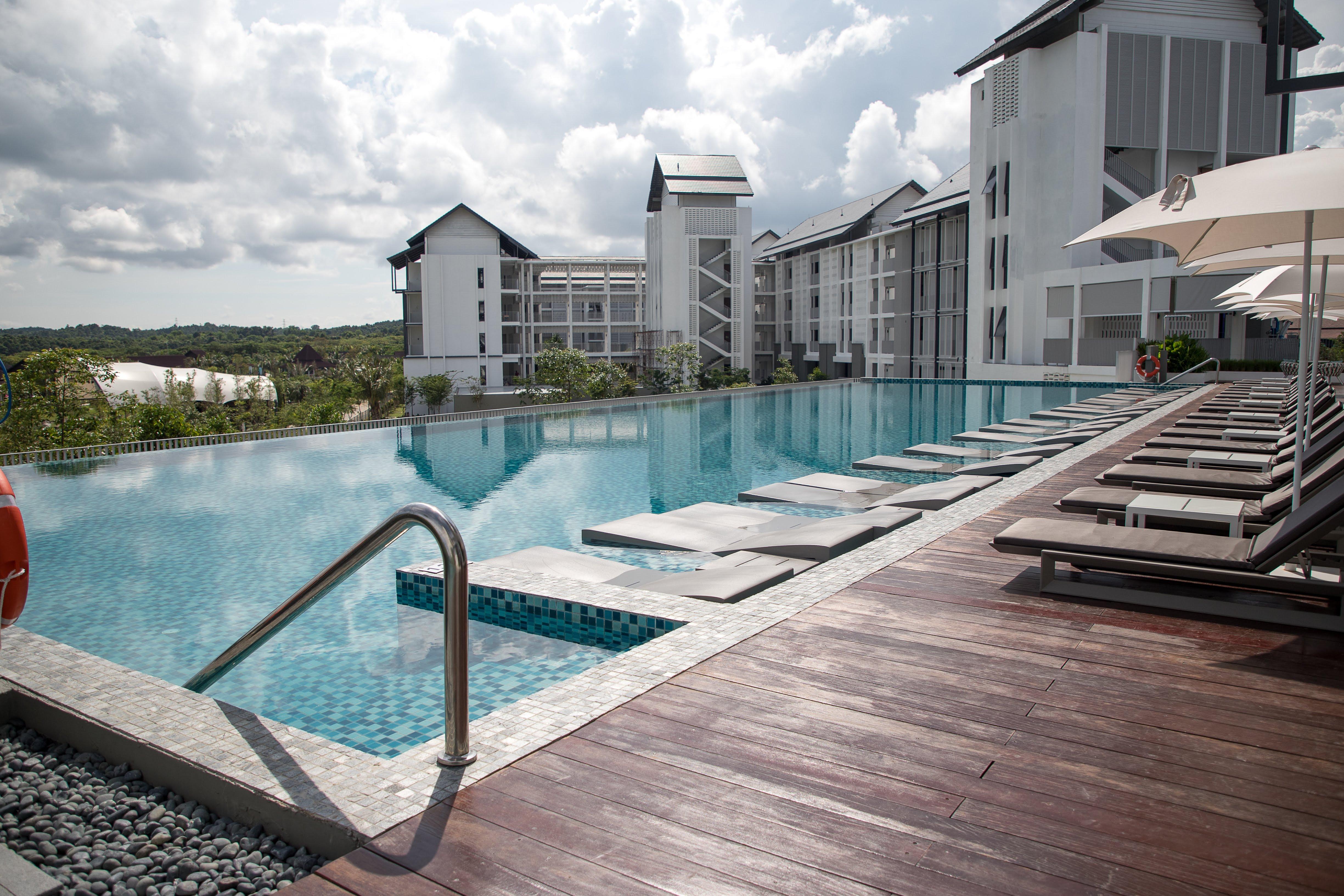 Hard Rock Hotel Desaru Coast Экстерьер фото The swimming pool at the resort