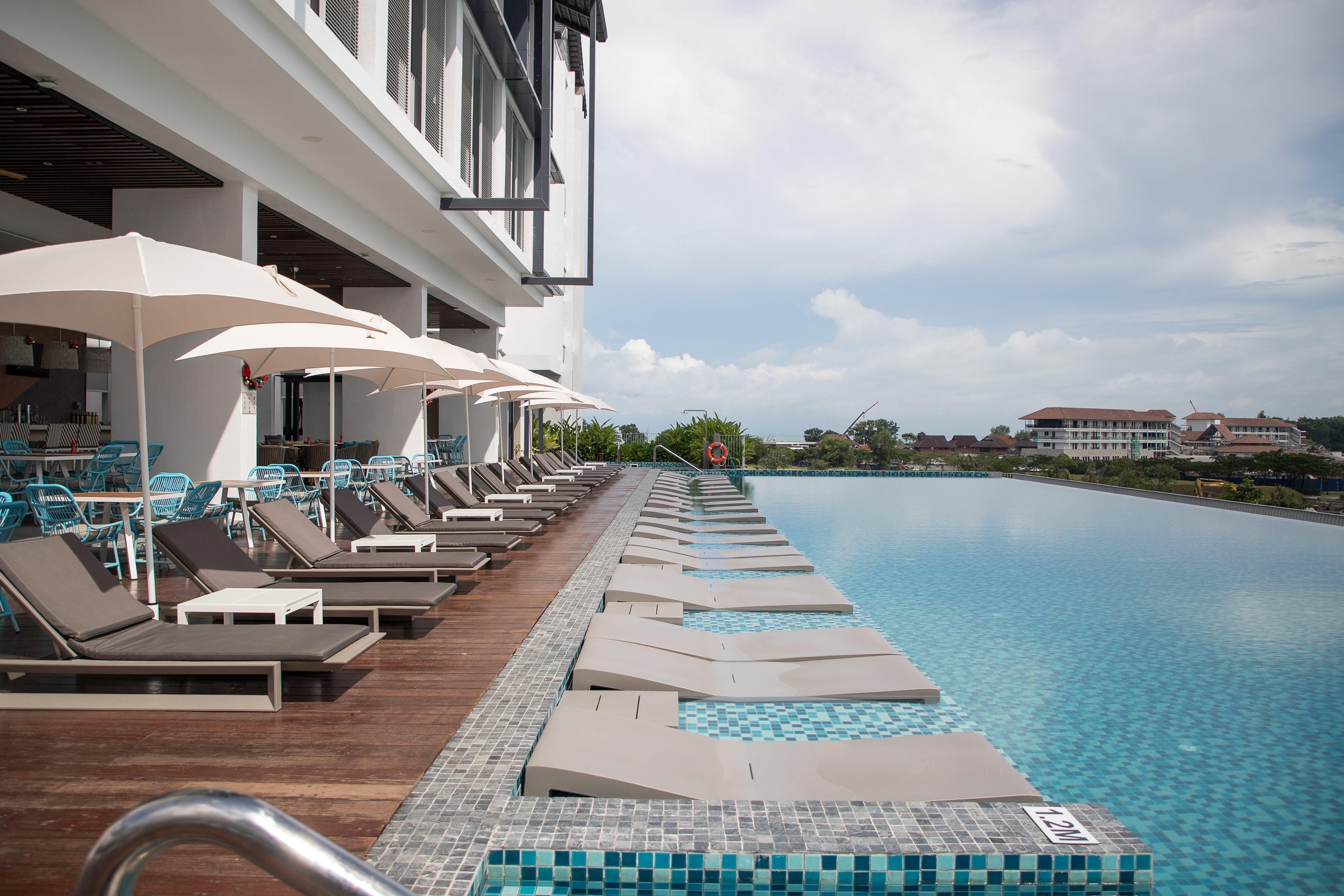 Hard Rock Hotel Desaru Coast Экстерьер фото Infinity pool at the hotel
