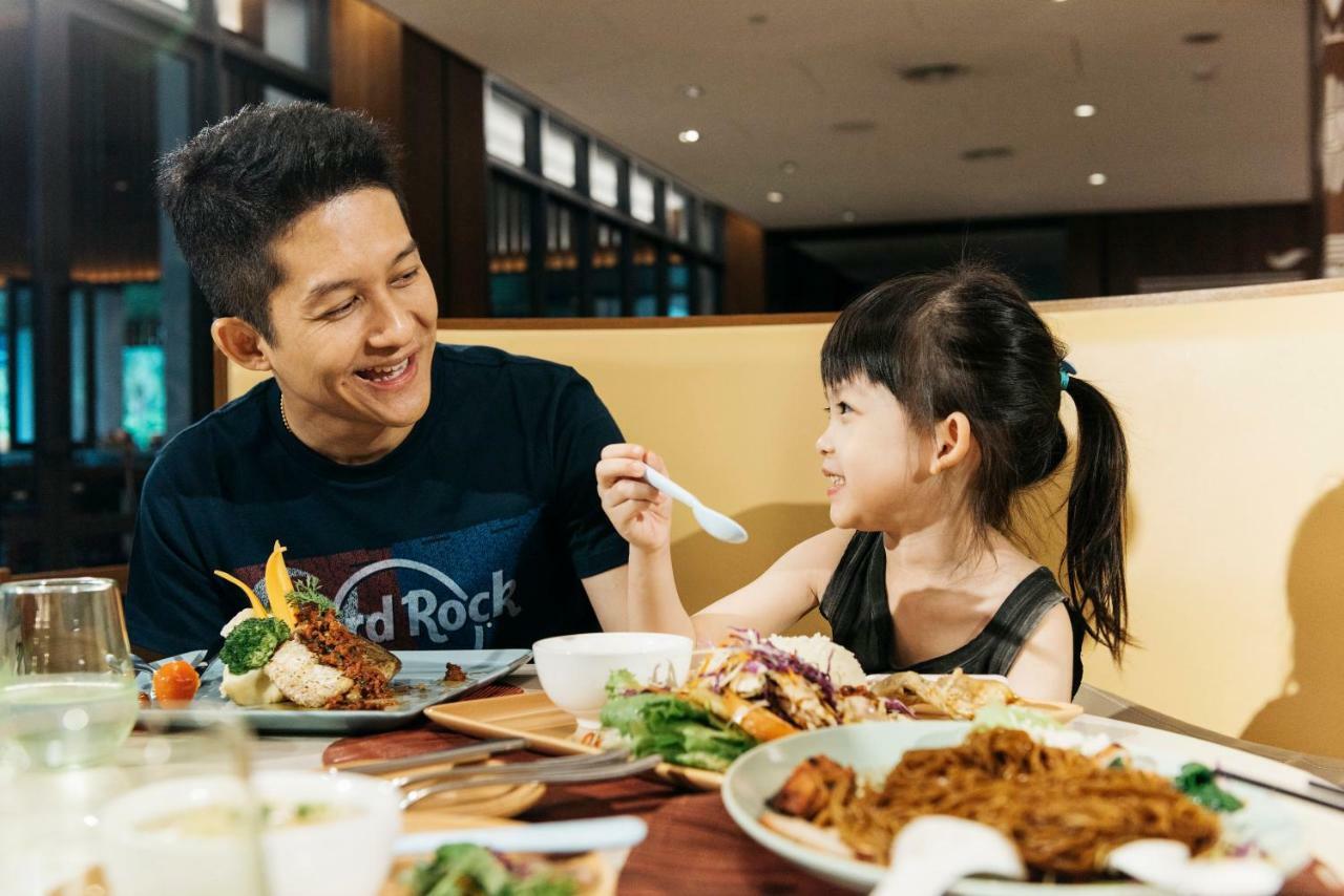 Hard Rock Hotel Desaru Coast Экстерьер фото A father and daughter at a restaurant