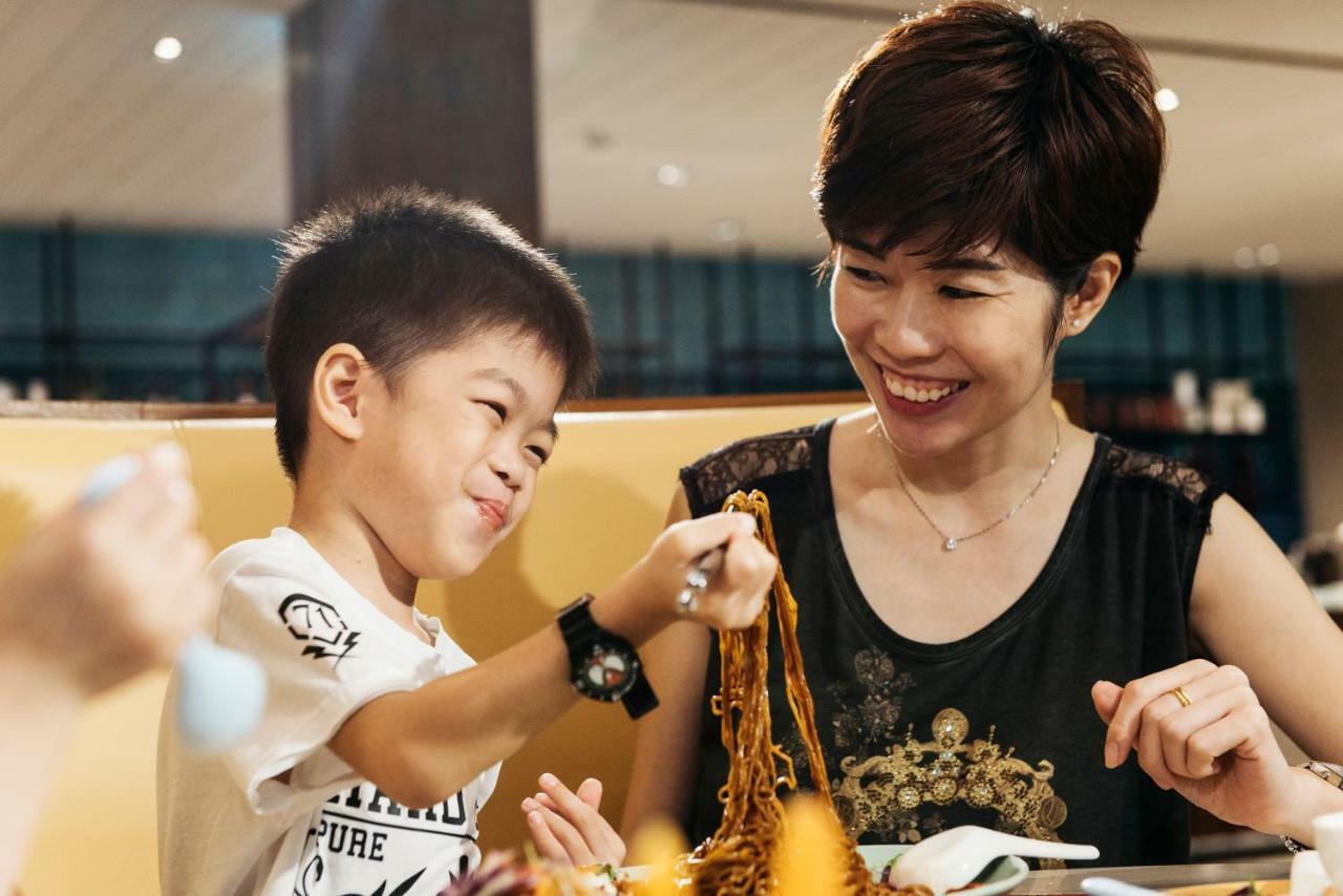 Hard Rock Hotel Desaru Coast Экстерьер фото A mother and child eating mee siam